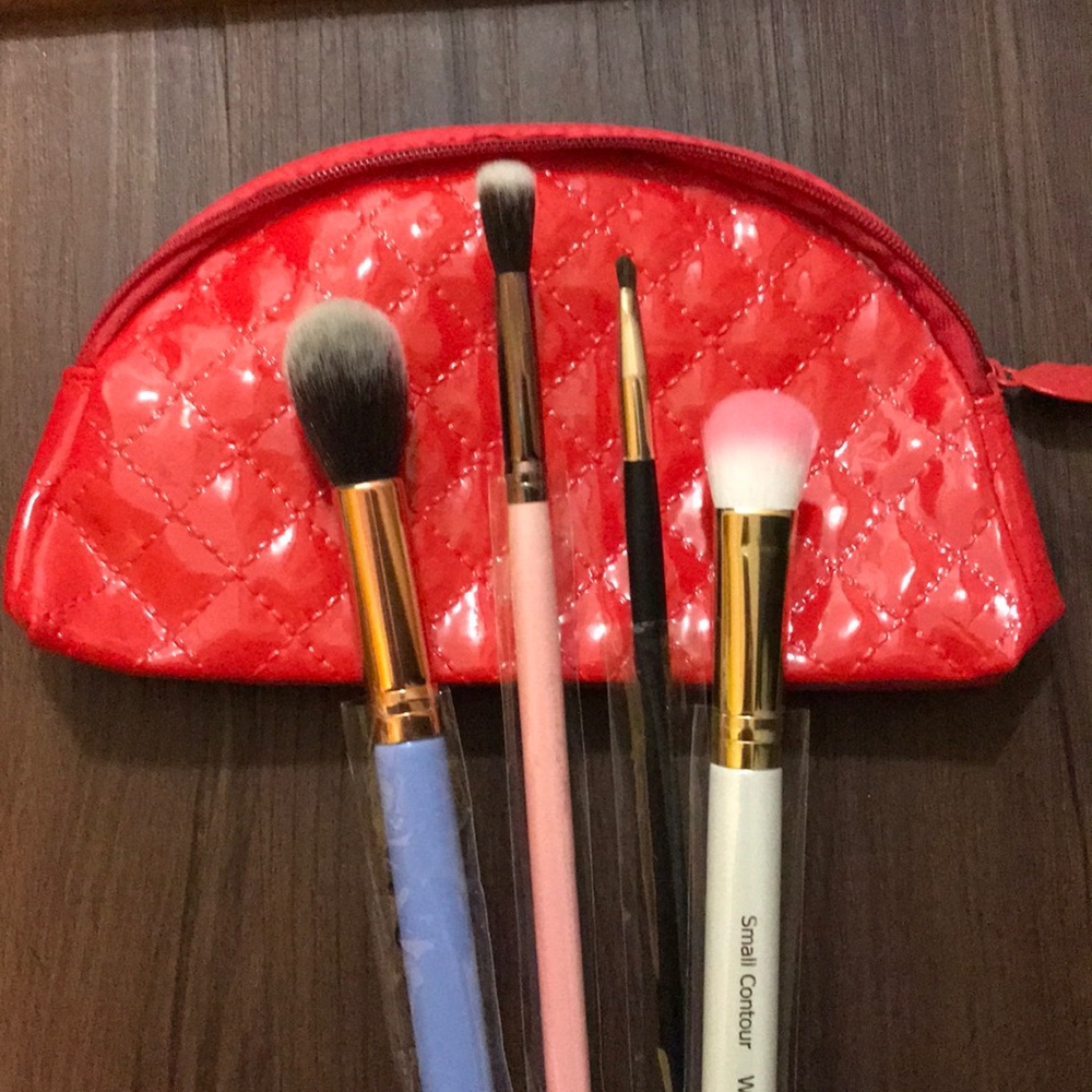Brand New makeup brush set comes with makeup bag❤️